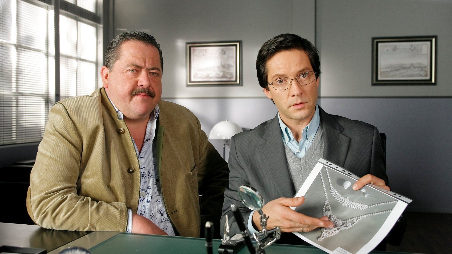 Die Rosenheim-Cops - Season 9 • Episode 24 - Bei Einbruch: Mord - Plex