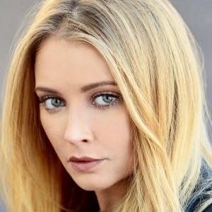 Photo of Elisabeth Harnois
