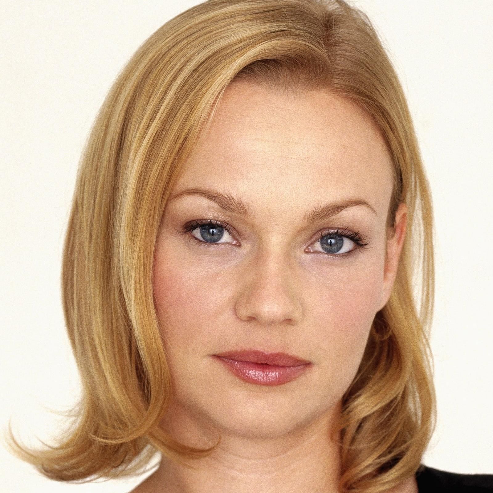 Photo of Samantha Mathis