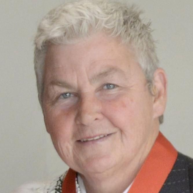 Photo of Dame Lynda Topp