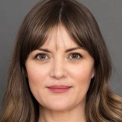 Photo of Lara Phillips