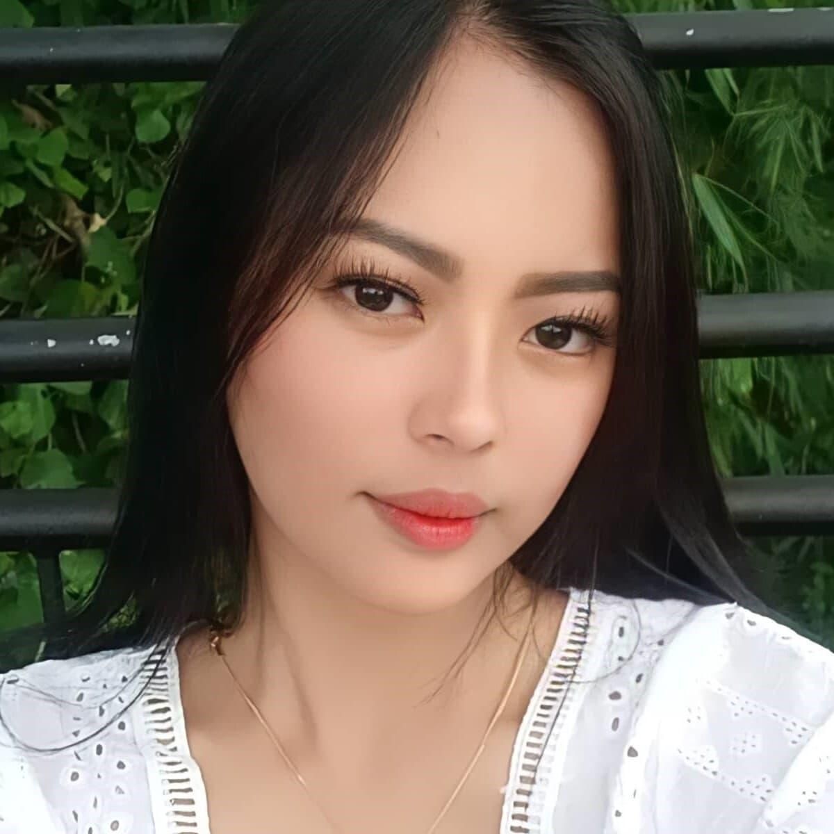 Photo of Stephanie Raz