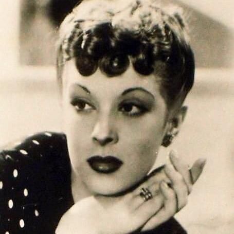 Photo of Mary Santamaría