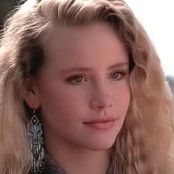 Photo of Amanda Peterson