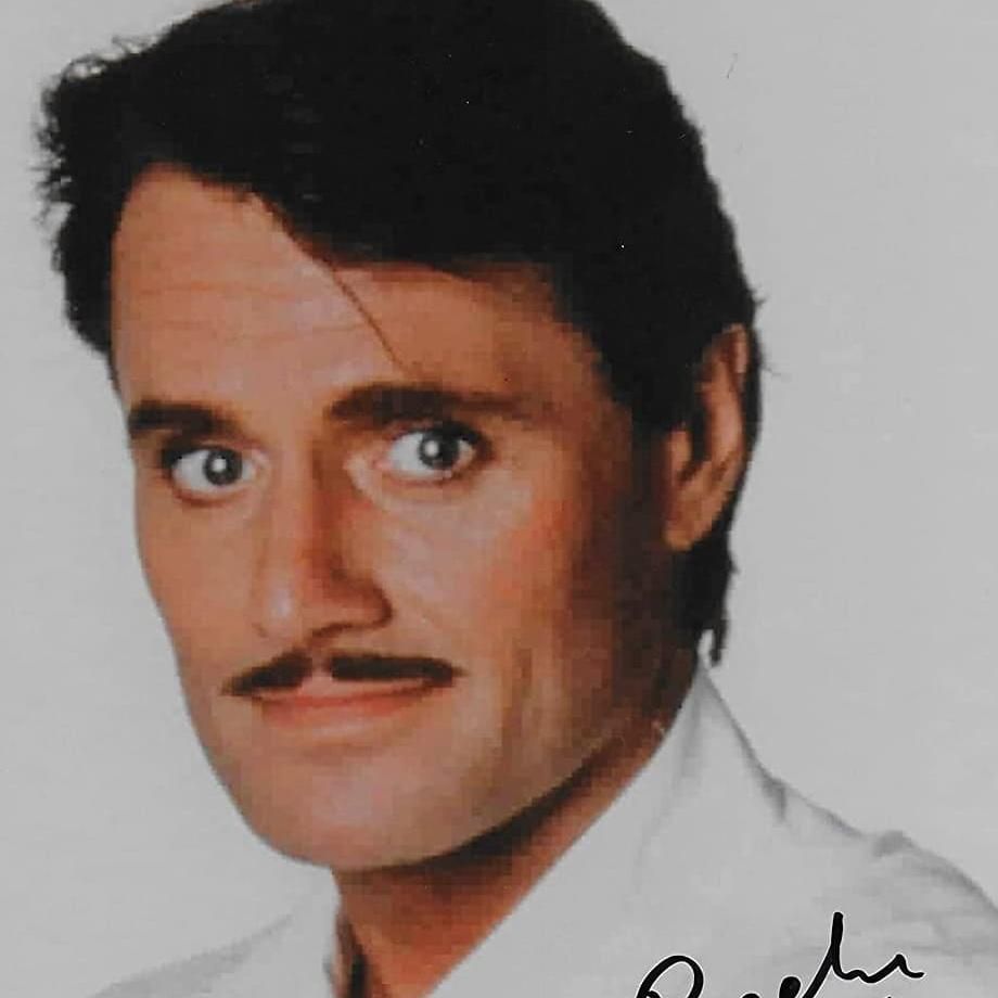 Дункан регер актер. Фрэнки фикс 9 ярдов. Дункан регер актер. Дункан реджер актер фото. Бобби чарльтон футболист.