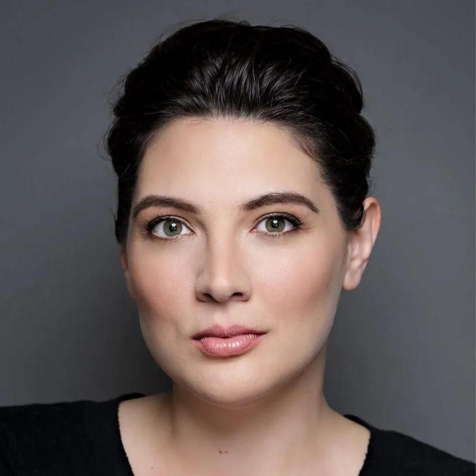 Photo of Taylor Jenkins Reid